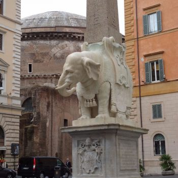 bekende olifant met pantheon op de achtergrond (obelisco della Minerva)